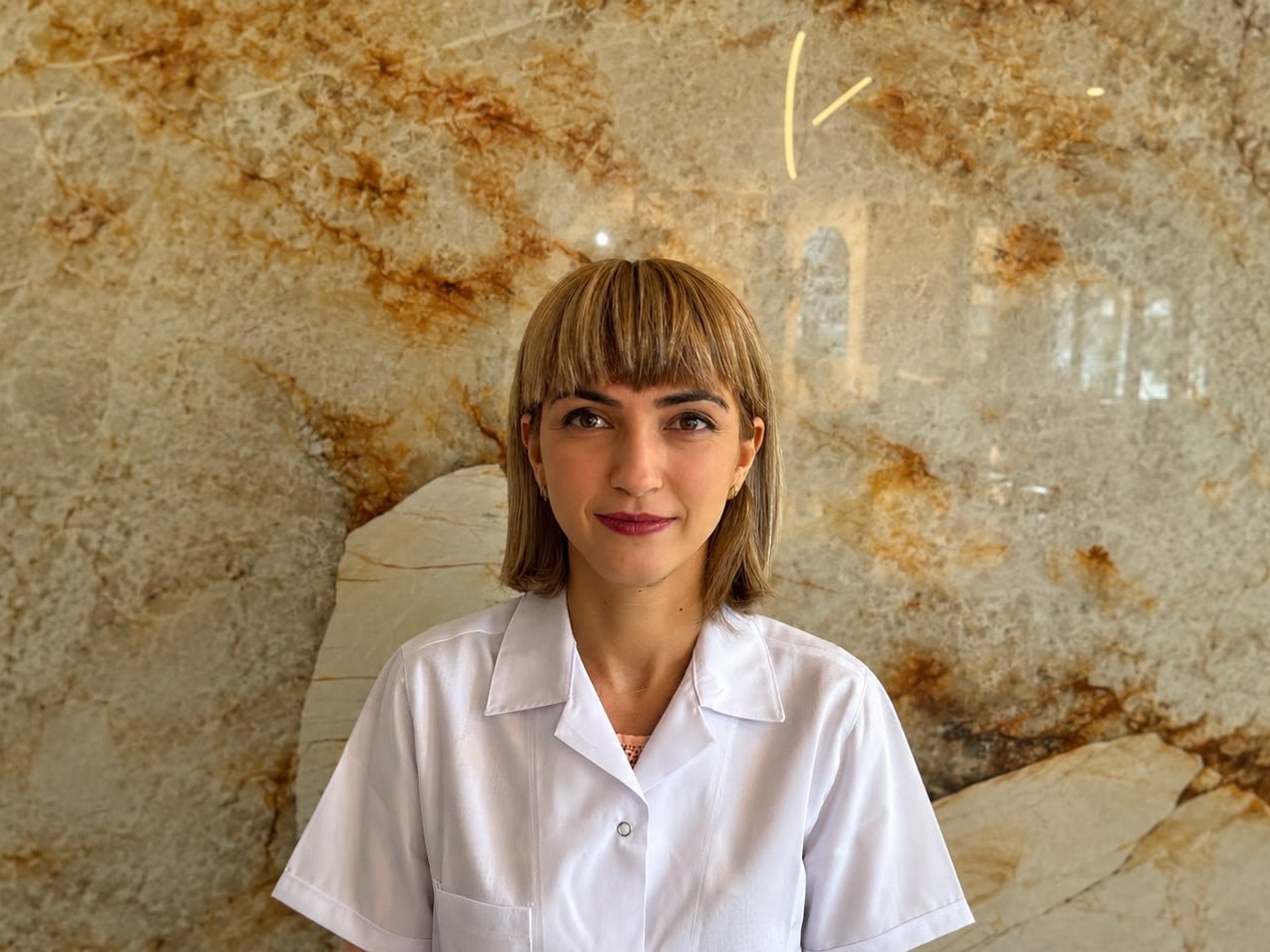 Dr. Mihaela Posea, în halat, în cabinet