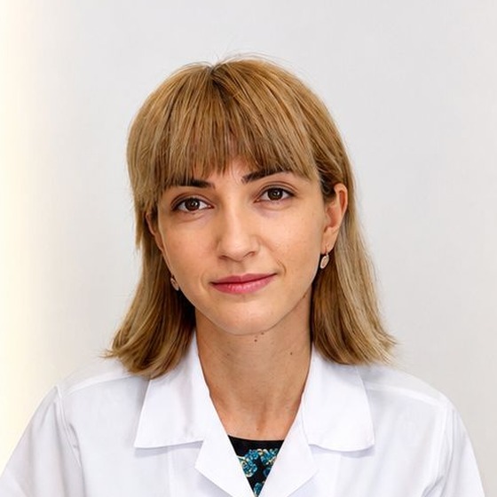 Dr. Mihaela Posea, în halat, în cabinet